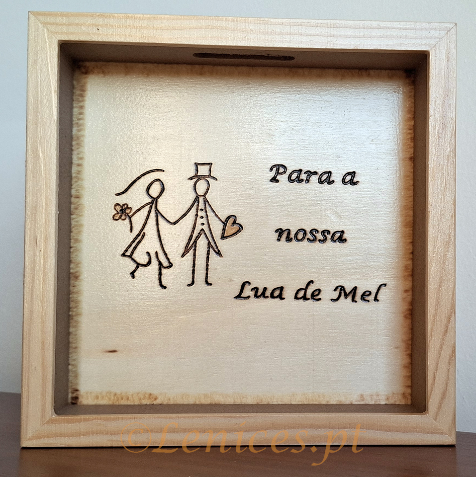 Mealheiro em Madeira ideal para noivos que planeiam a sua Lua de Mel. Pode ser usado como lembrete constante de que pequenos passos podem levar à conquista do seu sonho.