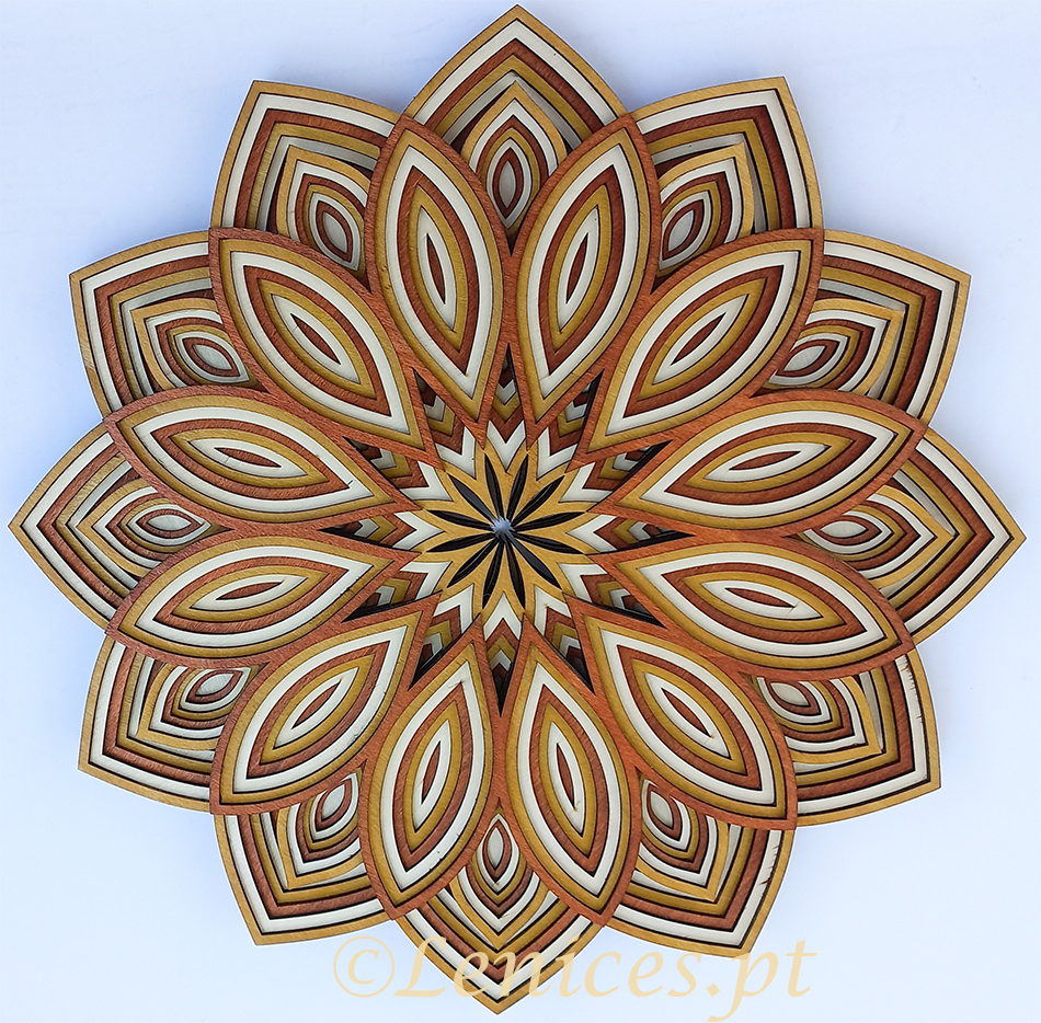 Mandala Estrela Multicamadas em Madeira