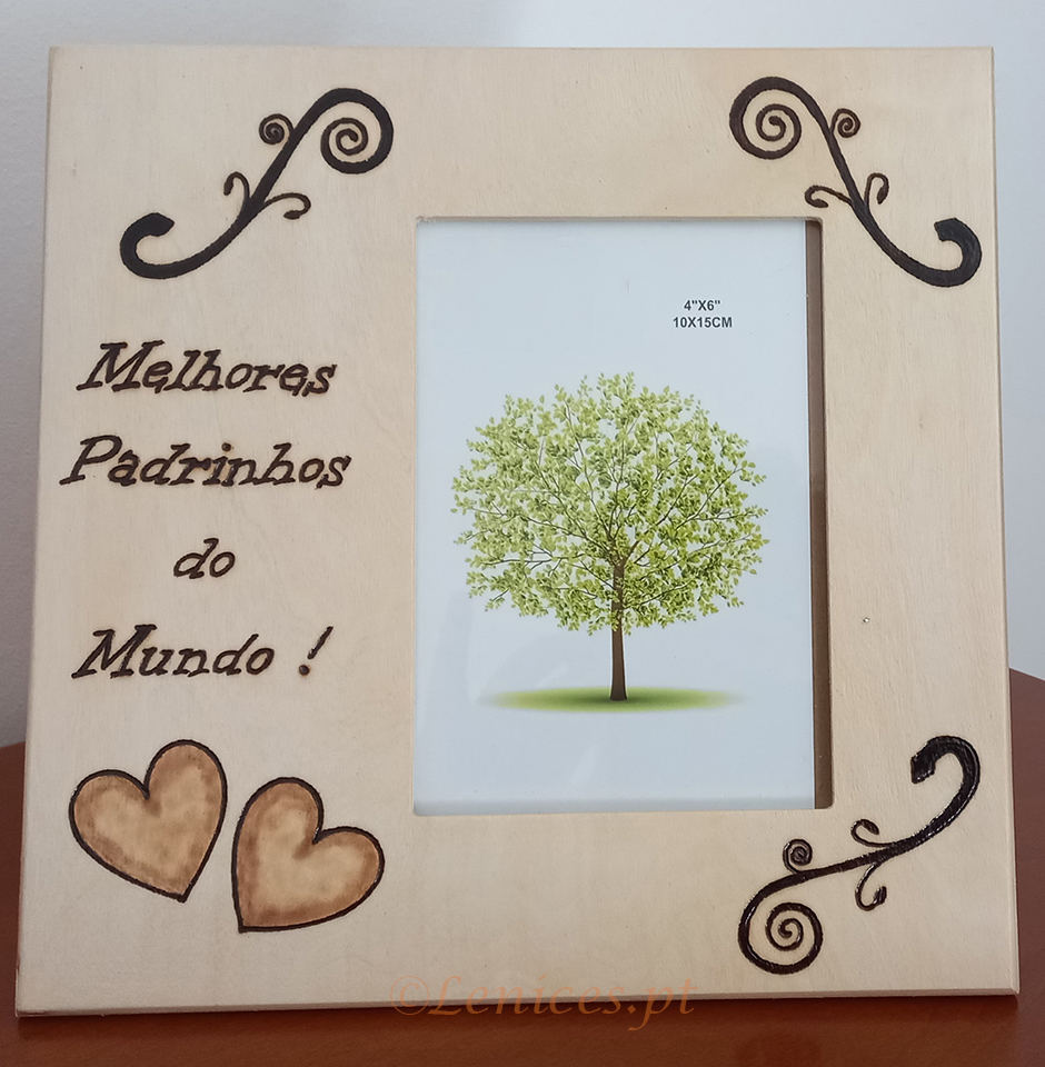 Moldura em Madeira Padrinhos. Perfeita para eternizar momentos inesquecíveis com muito carinho e estilo